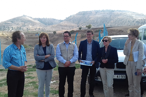 Die deutsche Delegation informiert sich im Brunnenfeld Wadi Al Arab über die Arbeiten der BGR zum Brunnenfeldmanagement.