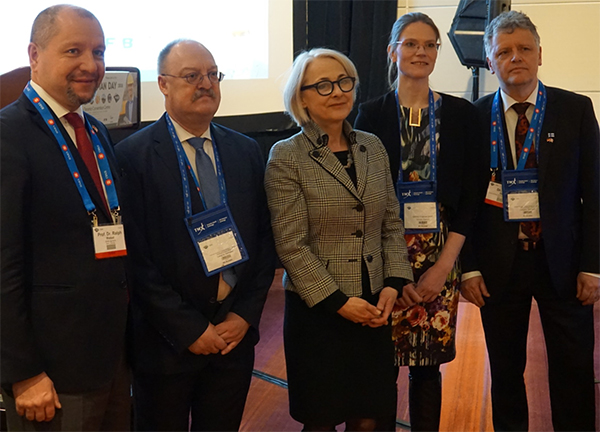 „6. German Day“ auf der PDAC (v.l.n.r.): BGR-Präsident Prof. Dr. Ralph Watzel, Dr. Thomas Gäckle (BMWi), Sabine Sparwasser, Deutsche Botschafterin in Kanada, Aarti Mona Sörensen (AHK Toronto) und Dr. Peer Hoth (BMWi).