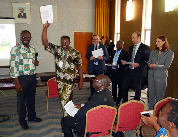 Dr. Iven Schad (Deutsche Botschaft Kamerun), Patrice Segbe (Referatsleiter Kartographie MINEPAT) Dr. Robert Kringel (BGR-Projektleiter) und Dr. habil. Elke Fries (Leiterin BGR-Fachbereich „Boden als Ressource – Stoffeigenschaften und Dynamik“)