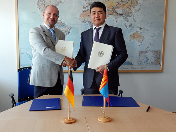 Unterzeichneten den Durchführungsvertrag für das neue Projekt: BGR-Präsident Prof. Dr. Ralph Watzel und der Direktor der mongolischen Bergbaubehörde, Kherlen Khishigjargal (rechts im Bild).