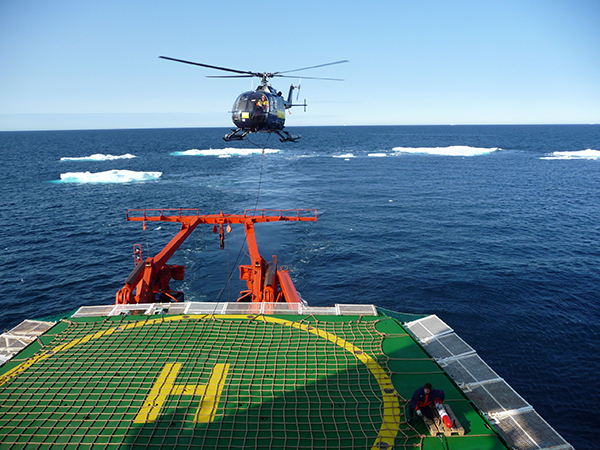 Die Arbeiten an Bord der POLARSTERN werden durch Hubschrauber unterstützt.