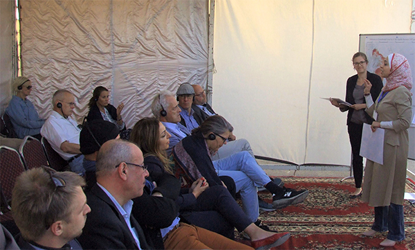 Dr. Mona Dahabiyeh vom jordanischen Wasserministerium (Foto re.) und BGR-Projektmitarbeiterin Rebecca Bahls informierten die Parlamentariergruppe bei ihrem Besuch in Nordjordanien.