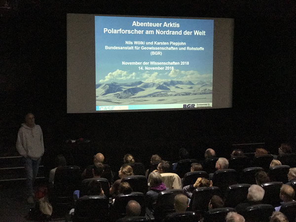 BGR-Geologe Dr. Karsten Piepjohn bei seinem Vortrag im Kino im Künstlerhaus