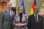 BGR-Vizepräsident Dr. Volker Steinbach (Foto links) mit der Parlamentarischen Staatssekretärin beim Bundeswirtschaftsminister, Dr. Franziska Brantner, und dem Vorstandsvorsitzenden und Geschäftsführer von JOGMEC, Tetsuhiro Hosono (rechts im Bild).