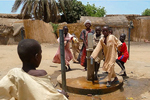 Kinder an einem Brunnen im Tschad.