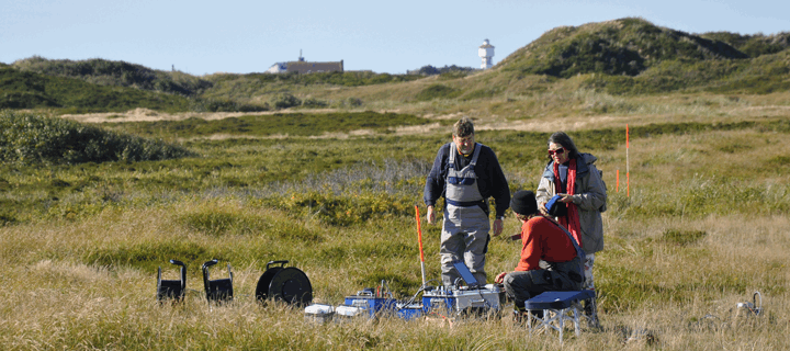 Messung der Oberflächen-Nuklearmagnetischen Resonanz (Oberflächen-NMR) auf Langeoog